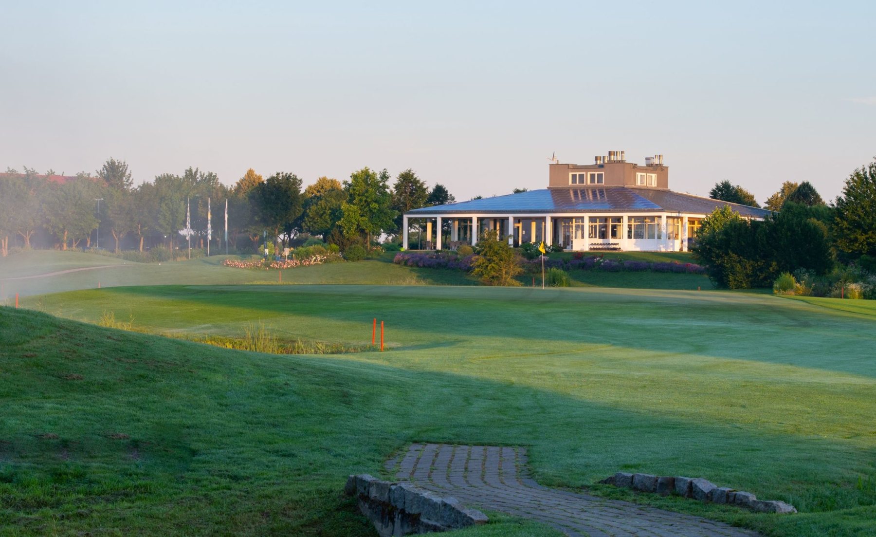 Golfplatz Gäuboden mit Clubhaus im Abendlicht