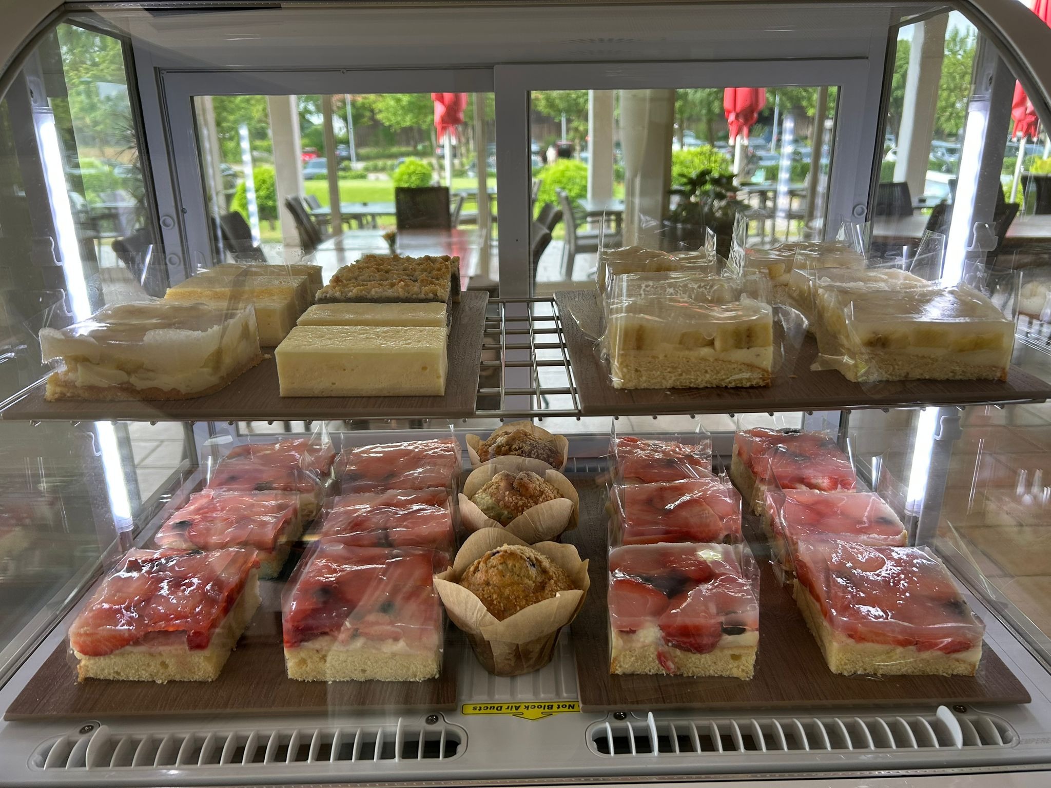 Kuchenvitrine mit Kuchen und Süßspeisen