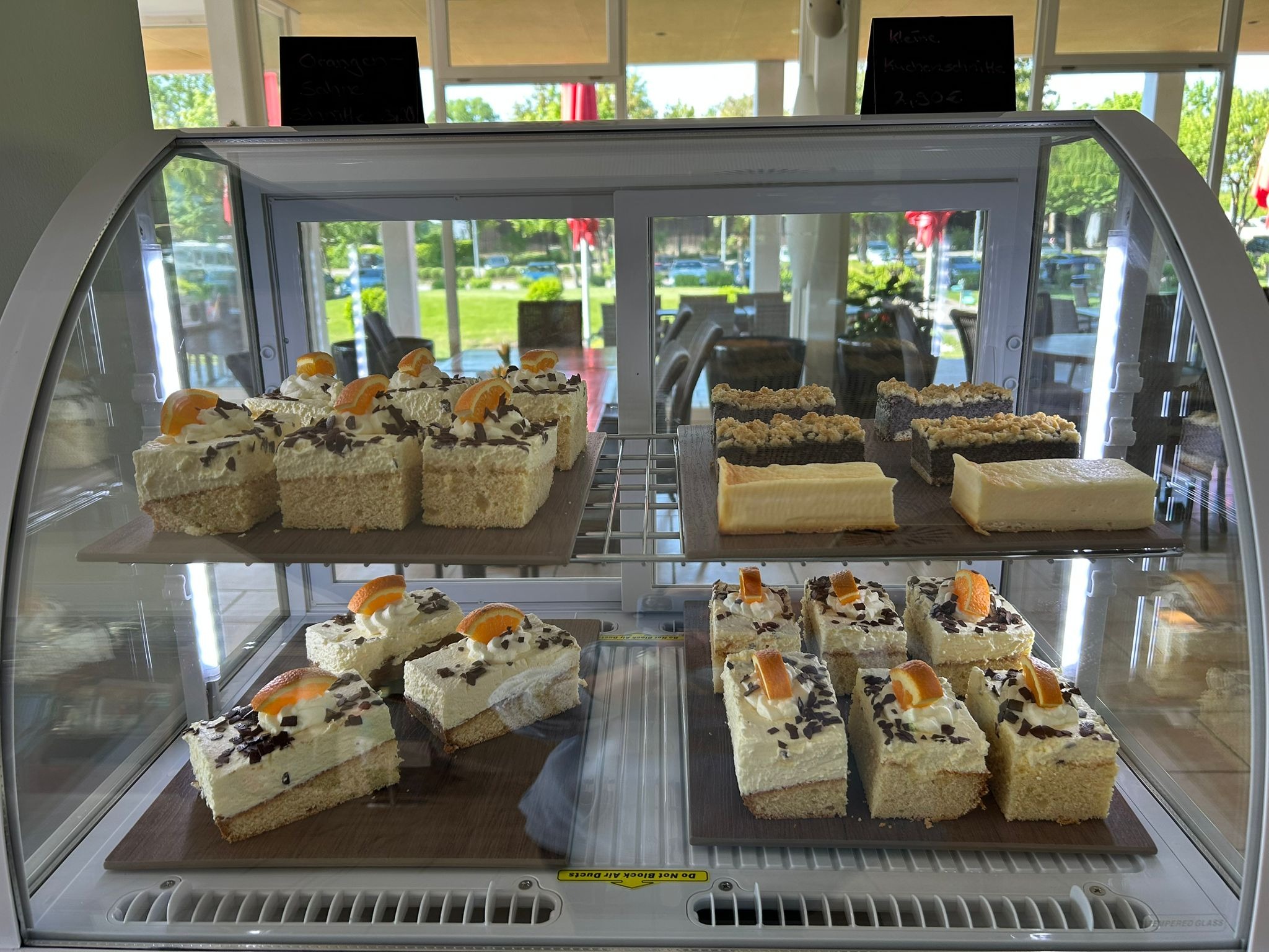 Verschiedene Kuchen in der Kuchenvitrine