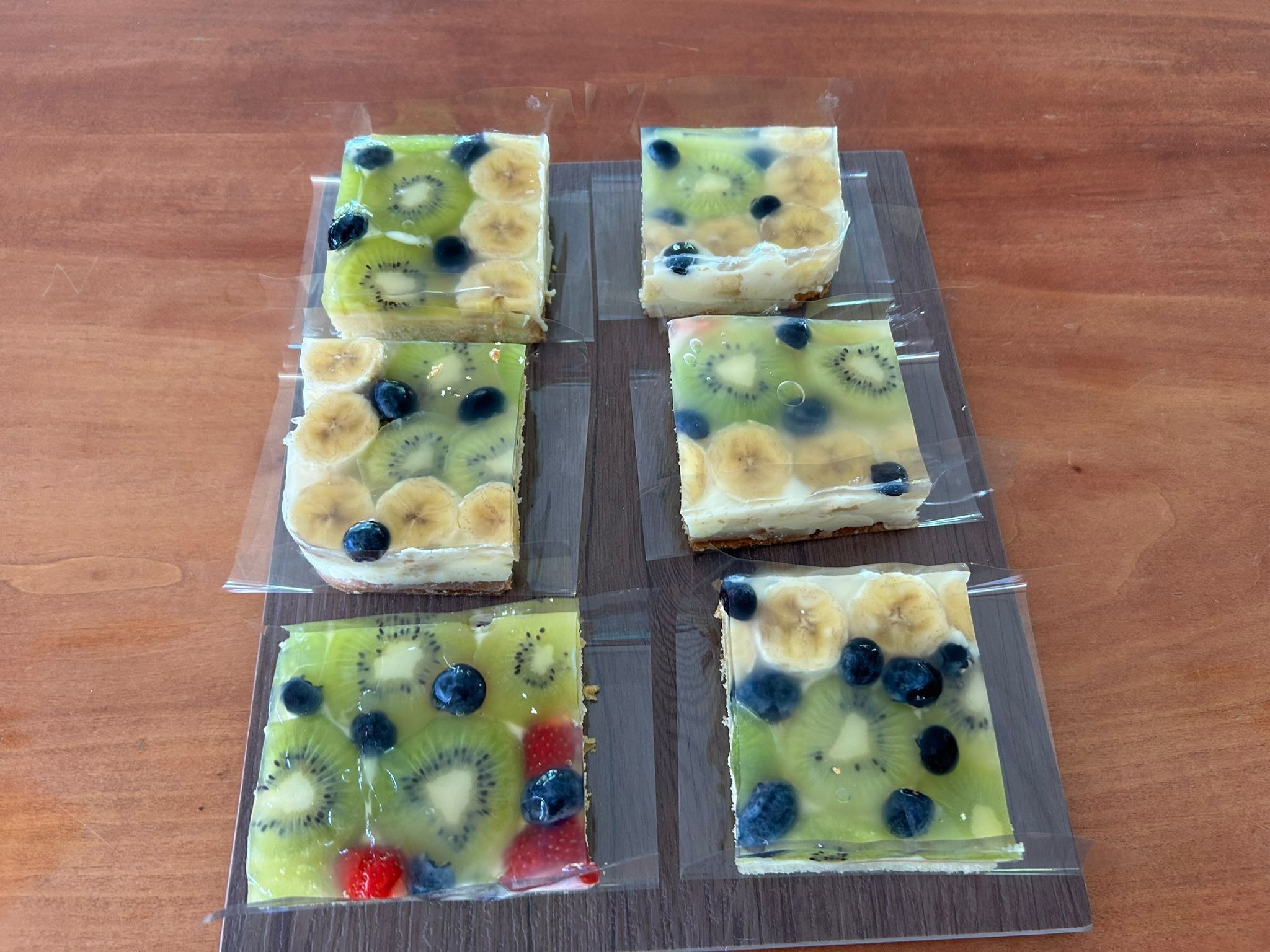 Fruchtkuchenstücke in der Kuchenvitrine